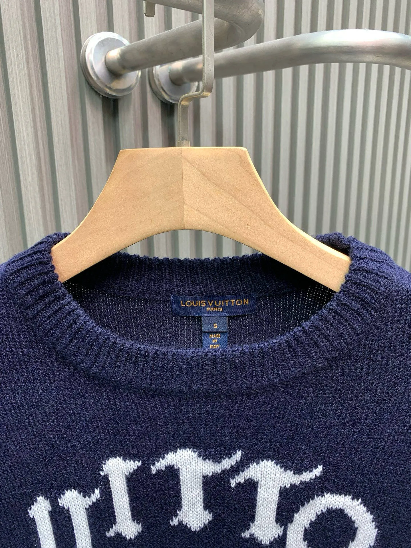 🅿️310 🀄️ Louis Vuitton Louis Vuitton 1*v Zhu Yilong same style sweatshirt 🔥 Pure classic It is your best home in autumn and winter. The standard design is more comfortable and skin-friendly than a hug. Compared with all sweatshirts, it can withstand scrutiny. Casual and atmospheric. Made of long-staple cotton imported from Egypt. The skin-friendly cotton texture makes the eyes feel more comfortable. No pilling or deformation. Simple and elegant solid color system It looks slimming and not exaggerated. It is simple and individual. The extraordinary design makes your sweatshirt far away from ordinary and mediocre.